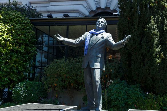 Tony Bennett statue at Fairmont San Francisco
