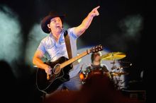 Lee Kernaghan will perform at Savannah Sounds on the Reef later this month