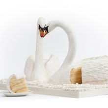 Michelle Wibowo's Showstopper Wedding Cakes_sweetheart swans