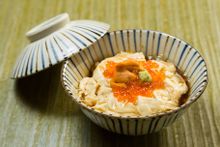 新鮮腐皮飯伴海膽及三文魚籽