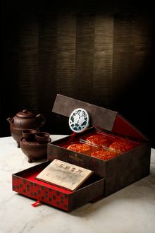 Yan Toh Heen Limited Edition Gift Set with Lotus Seed Paste & Double Salty Egg Yolk Moon Cakes & Bu Lang Centennial Pu Er Tea