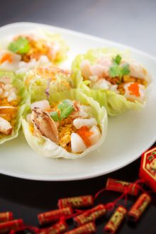 「百子千孫」（蝦籽蟹籽帶子鮮蝦桂花炒魚肚生菜盞）