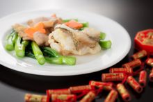 「龍鳳呈祥」（油泡鳳片龍躉球伴菜遠）