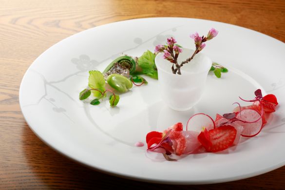 TACHIUO SASHIMI AOUME PURÉE AKAHATA SASHIMI SAKURA DRESSING TACHIUO SASHIMI AOUME PURÉE AKAHATA SASHIMI SAKURA DRESSING