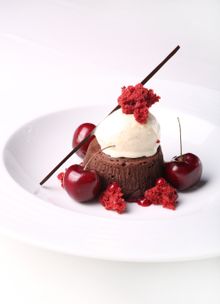 Chcolate Fondant, Macadamia Ice Cream 熔岩巧克力蛋糕搭配冰爽的夏威夷果仁冰淇淋