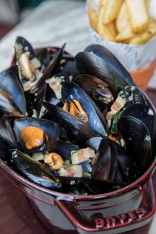 Steamed mussels with malt beer, shallots, bacon & English mustard, big chips
