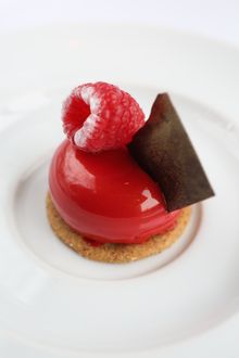 嘉年华-牛奶巧克力蛋糕，糖渍覆盆子 Le Carnaval - milk chocolate cake, raspberry confit