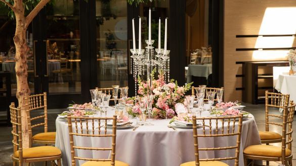 The table setting for the Royal theme in the wedding ROMANCE collection.